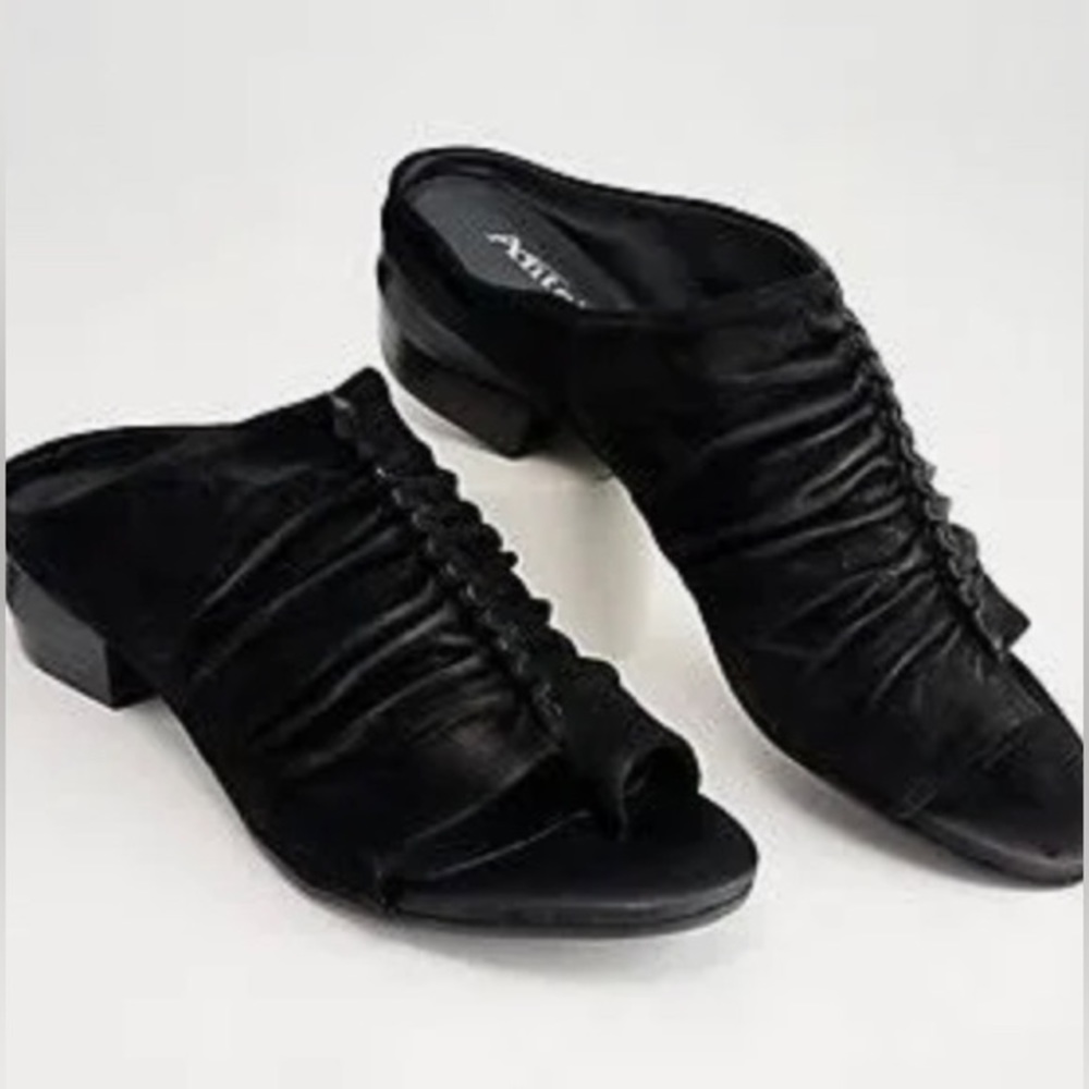 ⭐️Antelope Lalana Suede Toe-Post Heeled Mules NIB Size 39 (8-8.5)